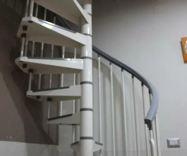 펜션 A Due Passi Dal Duomo 나폴리